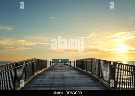 Anna Maria City Pier bei Sonnenaufgang nach Hurrikan Stockfoto