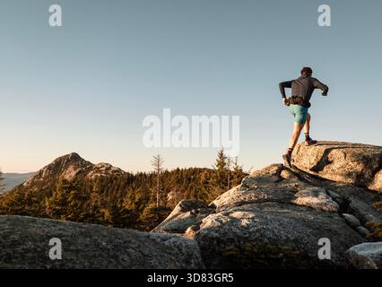 Der männliche Trail verläuft entlang des Gebirges in den Bergen von New Hampshire Stockfoto