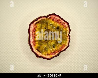 Nahaufnahme einer Single Half Passion Fruit auf weißem Hintergrund Stockfoto