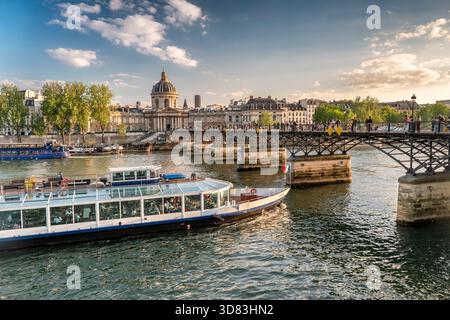 Paris France Boot fährt unter der Brücke Pont des Arts über die seine Stockfoto