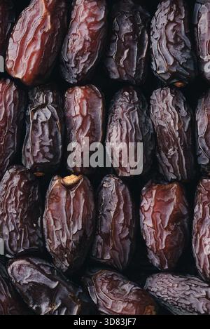 Makrotextur von mehrschichtigen Datumsangaben – vertikale Nahaufnahme der Lebensmittelaufnahme Stockfoto