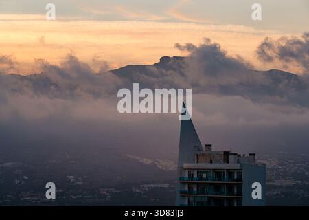 Golden Hour Nebel rollt über Puig Campana Stockfoto
