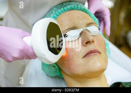 Eine Frau durchläuft eine kosmetische Behandlung Stockfoto