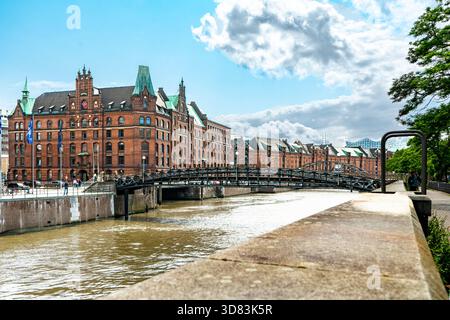 Blick auf die historischen Backsteinhäuser und die Bogenbrücke in Hamburg Stockfoto