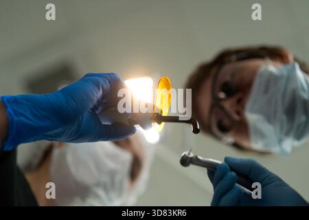 Nahaufnahme von Zahnarzthänden bei der Arbeit mit zahnärztlichen Instrumenten in einer Klinik Stockfoto