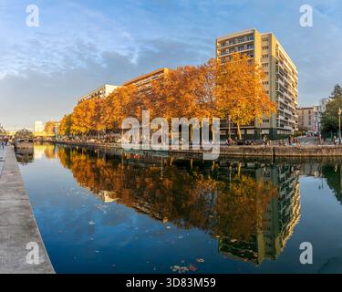 Paris, Frankreich - 11 08 2025: Ourcq Canal. Panoramablick auf das Villette Basin in den Farben des Frühlings Stockfoto