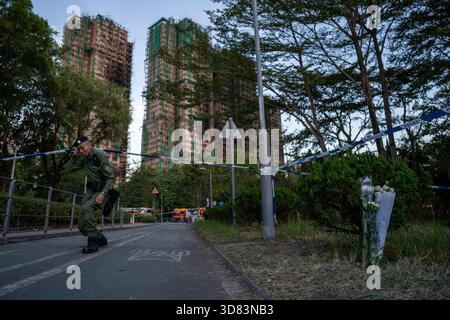 Hongkong, Hongkong. November 2025. Am 28. November 2025 in Hongkong wurden Blumen in der Nähe des Ortes aufgestellt, an dem ein Großbrand mehrere Wohngebäude am Wang Fuk Court überfiel. (Foto: Vernon Yuen/Nexpher Images/SIPA USA) Credit: SIPA USA/Alamy Live News Stockfoto
