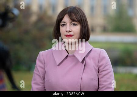 London, England, Großbritannien. November 2025. Die Bildungsministerin BRIDGET PHILLIPSON spricht am 28. November 2025 während ihrer morgendlichen Medienrunde mit Fernsehsendern in Westminster. (Kreditbild: © Thomas Krych/ZUMA Press Wire) NUR REDAKTIONELLE VERWENDUNG! Nicht für kommerzielle ZWECKE! Stockfoto