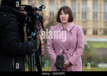 London, England, Großbritannien. November 2025. Die Bildungsministerin BRIDGET PHILLIPSON spricht am 28. November 2025 während ihrer morgendlichen Medienrunde mit Fernsehsendern in Westminster. (Kreditbild: © Thomas Krych/ZUMA Press Wire) NUR REDAKTIONELLE VERWENDUNG! Nicht für kommerzielle ZWECKE! Stockfoto