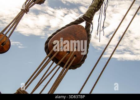 Blick auf die Seile eines alten Großschiffs Stockfoto