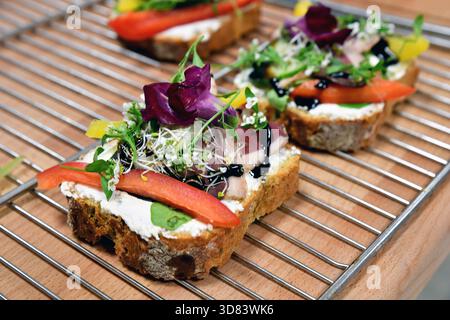 Snack-Produkte in einer französischen Bäckerei - Frankreich Stockfoto