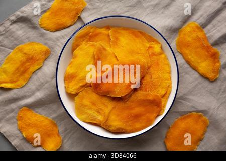 Organische getrocknete Mangos auf einer Platte, Draufsicht. Stockfoto