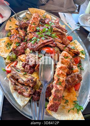 Große Platte mit gemischtem gegrilltem Fleisch, Kebab, Rindfleisch, Huhn und Lammkoteletts serviert mit Reis und Fladenbrot Stockfoto