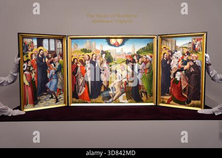 Ein Werk des Master of the Sherborne Almshouse Triptychons, Ein Triptychon mit den fünf Wundern Christi, schätzte £2.500.000-3.500.000, während einer Vorschau des Old Masters-Verkaufs in Sotheby's im Zentrum von London. Bilddatum: Freitag, 28. November 2025. Stockfoto