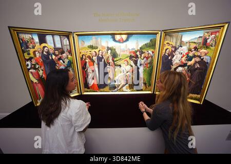 Ein Werk des Master of the Sherborne Almshouse Triptychons, Ein Triptychon mit den fünf Wundern Christi, schätzte £2.500.000-3.500.000, während einer Vorschau des Old Masters-Verkaufs in Sotheby's im Zentrum von London. Bilddatum: Freitag, 28. November 2025. Stockfoto