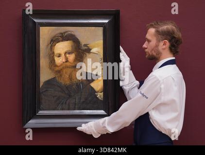 Ein Werk von Frans Hals, Portrait of Verdonck Brandishing a Kieferknochen, schätzte £ 800.000-1.200.000, während einer Vorschau auf den Verkauf der Old Masters bei Sotheby's im Zentrum von London. Bilddatum: Freitag, 28. November 2025. Stockfoto