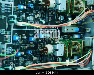 Diese Abbildung zeigt eine Leiterplatte eines elektronischen Geräts. Stockfoto