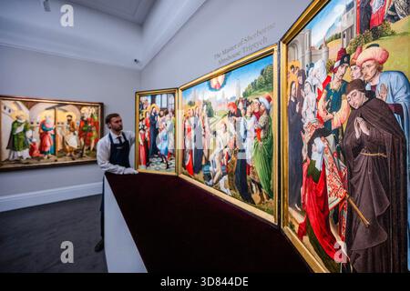 London, Großbritannien. November 2025. Ein Triptychon mit den fünf Wundern Christi, des Meisters der Sherborne Almshouse Triptychon, Schätzung 2.500.000 - 3.500.000 GBP - Highlights aus seinem zweitwertvollen Old Masters Sale in 13 Seasons in Sothebys, London. Darunter auch Gemälde aus dem 19. Jahrhundert. Der Verkauf findet am 3. Dezember statt. Guy Bell/Alamy Live News Stockfoto