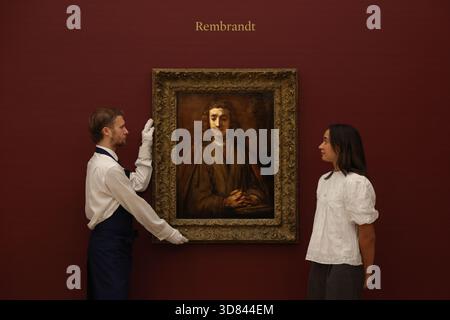 Sotheby’s, London, Vereinigtes Königreich. 28. November 2025. Rembrandt Harmensz. Van Rijns Heiliger Johannes auf Patmos, seit mehr als einem Jahrhundert unbemerkt und auf 5 bis 7 Millionen Pfund geschätzt, wird während eines Fotoanrufs bei Sotheby’s präsentiert Stockfoto
