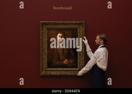 Sotheby’s, London, Vereinigtes Königreich. 28. November 2025. Rembrandt Harmensz. Van Rijns Heiliger Johannes auf Patmos, seit mehr als einem Jahrhundert unbemerkt und auf 5 bis 7 Millionen Pfund geschätzt, wird während eines Fotoanrufs bei Sotheby’s präsentiert Stockfoto