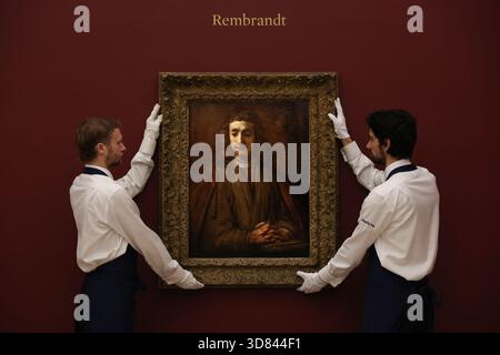 Sotheby’s, London, Vereinigtes Königreich. 28. November 2025. Rembrandt Harmensz. Van Rijns Heiliger Johannes auf Patmos, seit mehr als einem Jahrhundert unbemerkt und auf 5 bis 7 Millionen Pfund geschätzt, wird während eines Fotoanrufs bei Sotheby’s präsentiert Stockfoto