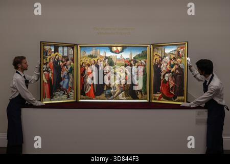 Sotheby’s, London, Vereinigtes Königreich. 28. November 2025. Ein Triptychon mit den fünf Wundern Christi vom Master of the Sherborne Almshouse Triptychon, das kürzlich durch neue wissenschaftliche und akademische Forschung beleuchtet wurde und auf 2,5 bis 3,5 Millionen Pfund geschätzt wird, wird während eines Fotobesuchs bei Sotheby's vorgestellt Stockfoto