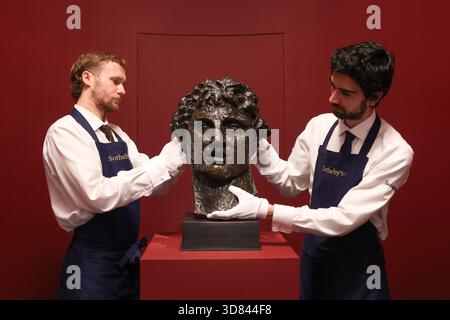 Sotheby’s, London, Vereinigtes Königreich. 28. November 2025. George Frederic Watts’ Physical Energy, das Modell für die Skulptur in Kensington Gardens, das auf 100.000–150.000€ geschätzt wird, wird während eines Fotoanrufs bei Sotheby’s präsentiert Stockfoto