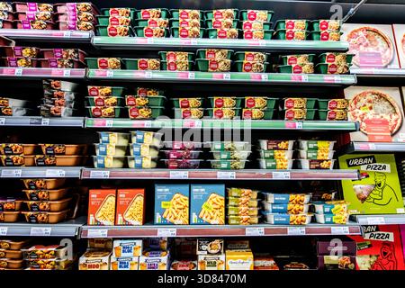 London UK, 28. November 2025, Auswahl an praktischen Fertiggerichten im Supermarkt Stockfoto