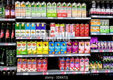 London UK, 28. November 2025, Auswahl an Fruchtsaftgetränken im Supermarkt Stockfoto