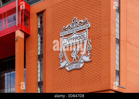 Liverpool, England - 10.08.2025: Nahaufnahme des Wappens des Liverpool Football Club auf der roten Backsteinfassade des Anfield Stadions. Das Emblem steht Stockfoto