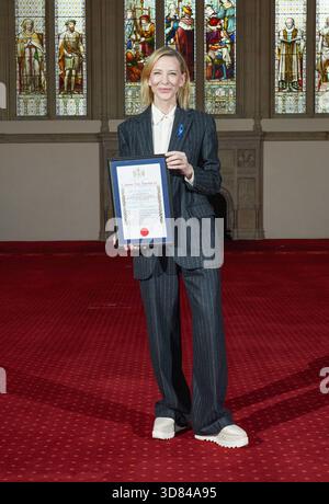 Schauspielerin Cate Blanchett, nachdem sie in der Old Library in der Guildhall in London die Freedom of the City of London in Anerkennung ihres herausragenden Beitrags zum Drama und ihrer Kampagnen zu humanitären und globalen Umweltthemen erhalten hatte. Bilddatum: Freitag, 28. November 2025. Stockfoto