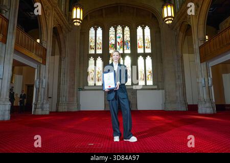 Schauspielerin Cate Blanchett, nachdem sie in der Old Library in der Guildhall in London die Freedom of the City of London in Anerkennung ihres herausragenden Beitrags zum Drama und ihrer Kampagnen zu humanitären und globalen Umweltthemen erhalten hatte. Bilddatum: Freitag, 28. November 2025. Stockfoto