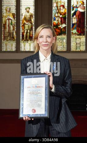 Schauspielerin Cate Blanchett, nachdem sie in der Old Library in der Guildhall in London die Freedom of the City of London in Anerkennung ihres herausragenden Beitrags zum Drama und ihrer Kampagnen zu humanitären und globalen Umweltthemen erhalten hatte. Bilddatum: Freitag, 28. November 2025. Stockfoto