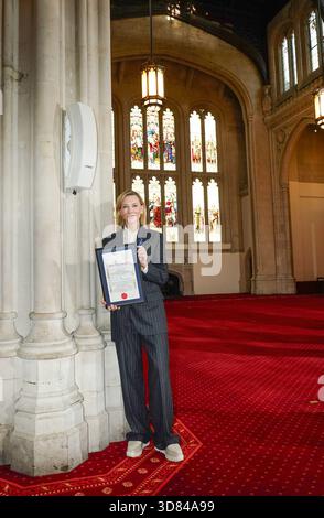 Schauspielerin Cate Blanchett, nachdem sie in der Old Library in der Guildhall in London die Freedom of the City of London in Anerkennung ihres herausragenden Beitrags zum Drama und ihrer Kampagnen zu humanitären und globalen Umweltthemen erhalten hatte. Bilddatum: Freitag, 28. November 2025. Stockfoto