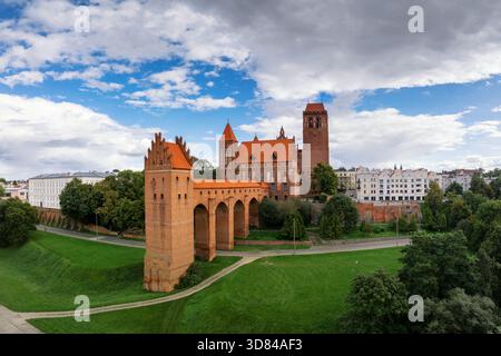 Kwidzyn, Polen - 23. September 2025: Drohnenansicht der Burg Kwidzyn und ihres Wahrzeichens mit fünf Arkaden Stockfoto