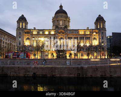 Das Gebäude des Hafens von Liverpool in der Abenddämmerung am Pier Head Liverpool Merseyside England Stockfoto