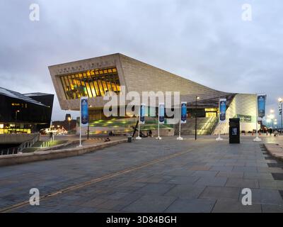 Das Museum of Liverpool in der Abenddämmerung am Pier Head in Liverpool Merseyside England Stockfoto