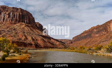 Luftaufnahmen von Utahs faszinierenden Felsformationen, die die atemberaubenden geologischen Wunder des Bundesstaates entlang des Colorado River einfangen. Stockfoto