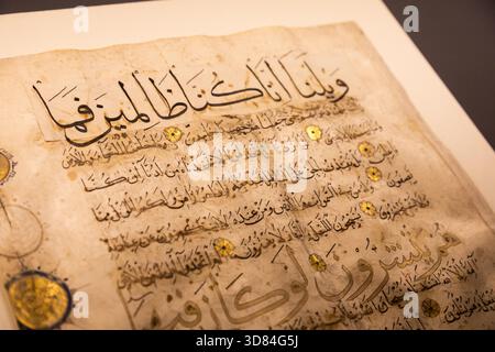 Turin, Italien - 22. August 2023. Oriental Art Museum. Abschnitt aus Koran, Syrien, 14. Jahrhundert, Tinte und Gold auf Papier Stockfoto
