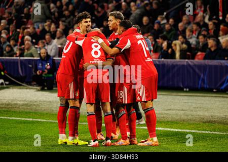 Spieler von SL Benfica sahen, wie sie nach dem Tor von Leandro Barreiro während des Champions-League-Phasenspiels zwischen AFC Ajax und SL Benfica feierten ( Stockfoto