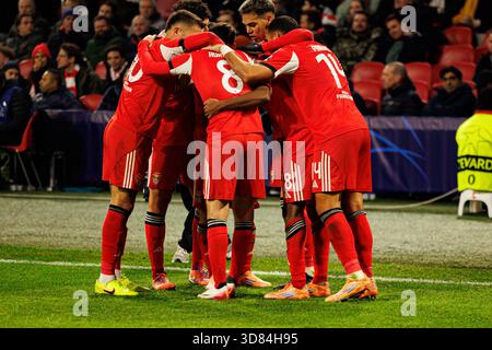 Spieler von SL Benfica sahen, wie sie nach dem Tor von Leandro Barreiro während des Champions-League-Phasenspiels zwischen AFC Ajax und SL Benfica feierten ( Stockfoto