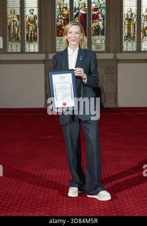 Schauspielerin Cate Blanchett, nachdem sie in der Old Library in der Guildhall in London die Freedom of the City of London in Anerkennung ihres herausragenden Beitrags zum Drama und ihrer Kampagnen zu humanitären und globalen Umweltthemen erhalten hatte. Bilddatum: Freitag, 28. November 2025. Stockfoto