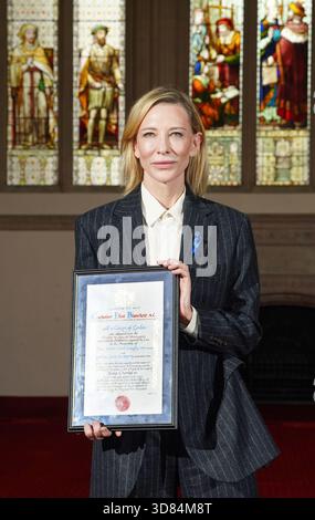 Schauspielerin Cate Blanchett, nachdem sie in der Old Library in der Guildhall in London die Freedom of the City of London in Anerkennung ihres herausragenden Beitrags zum Drama und ihrer Kampagnen zu humanitären und globalen Umweltthemen erhalten hatte. Bilddatum: Freitag, 28. November 2025. Stockfoto
