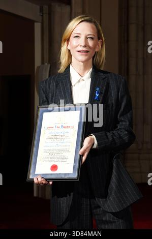 Schauspielerin Cate Blanchett, nachdem sie in der Old Library in der Guildhall in London die Freedom of the City of London in Anerkennung ihres herausragenden Beitrags zum Drama und ihrer Kampagnen zu humanitären und globalen Umweltthemen erhalten hatte. Bilddatum: Freitag, 28. November 2025. Stockfoto