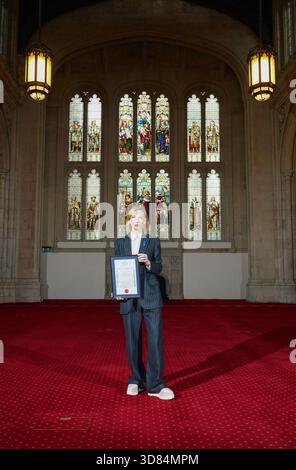 Schauspielerin Cate Blanchett, nachdem sie in der Old Library in der Guildhall in London die Freedom of the City of London in Anerkennung ihres herausragenden Beitrags zum Drama und ihrer Kampagnen zu humanitären und globalen Umweltthemen erhalten hatte. Bilddatum: Freitag, 28. November 2025. Stockfoto
