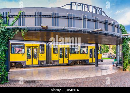 Rumänien, Siebenbürgen, Oradea, Union Square (Pia?a Unirii), Straßenbahnnetz Stockfoto