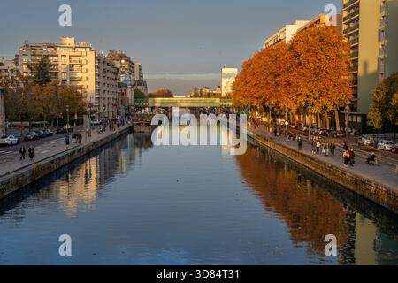 Paris, Frankreich - 11 08 2025: Ourcq Canal. Panoramablick auf das Villette Basin in den Farben des Frühlings Stockfoto