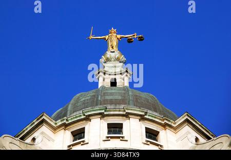 Lady of Justice vom Central Criminal Court, liebevoll bekannt als Old Bailey in der Stadt London England, Großbritannien, Scales of Justice Stockfoto Stockfoto