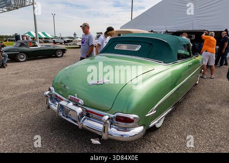 Ein grünes 1952er Hudson Hornet Cabriolet, das bei der Auburn Auction der Worldwide Auctioneers' Auction in Auburn, Indiana, USA verkauft wird. Stockfoto