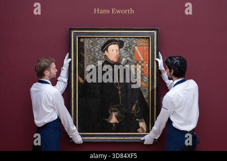 London, England, Großbritannien. November 2025. Ein Kunstschaffender hält Hans Eworths Portrait of Thomas Howard, 4. Duke of Norfolk, geschätzt auf 2.000.000 bis 3.000.000 GBP, während einer Vorschau in Sothebys in London am 28. November 2025. Das Gemälde wird am 3. Dezember im Verkauf von Gemälden der Alten Meister und des 19. Jahrhunderts angeboten. (Kreditbild: © Thomas Krych/ZUMA Press Wire) NUR REDAKTIONELLE VERWENDUNG! Nicht für kommerzielle ZWECKE! Stockfoto